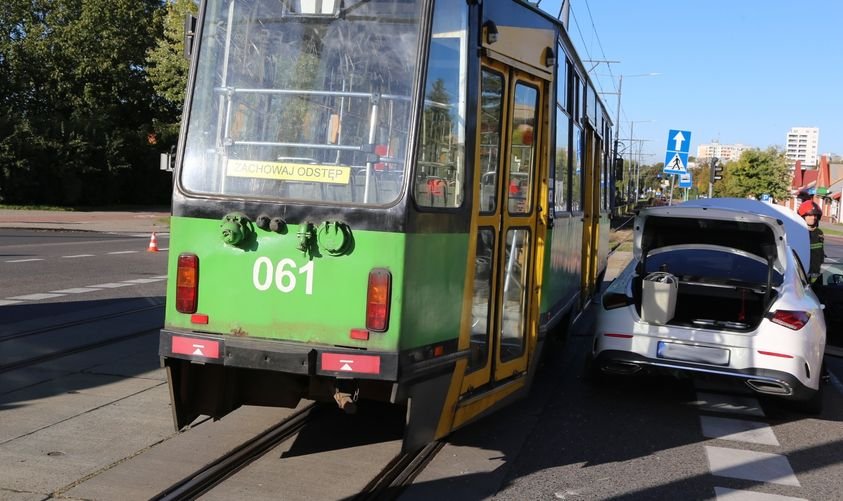 Zderzenia tramwaju z mercedesem na Ogólnej