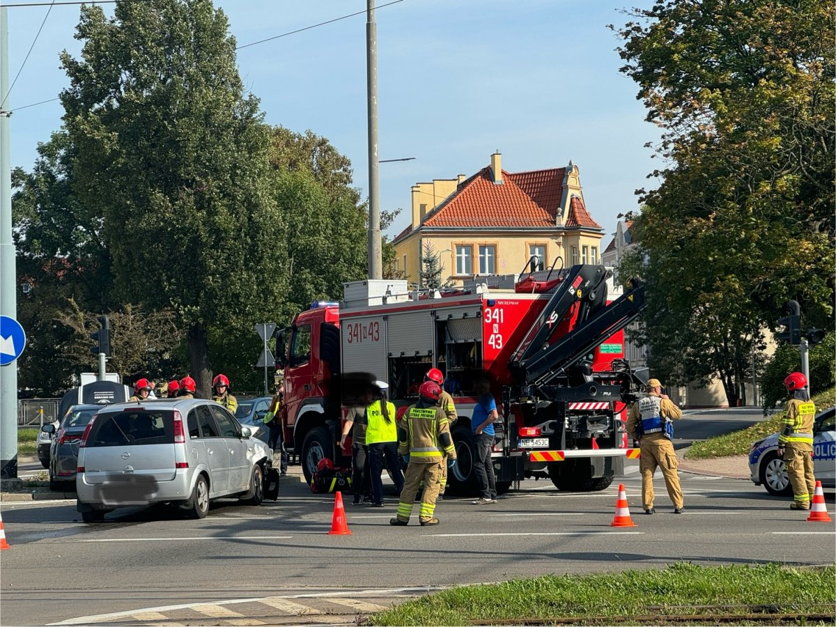 Zderzenie przy szkole muzycznej. Kierowca przejechał na „czerwonym”