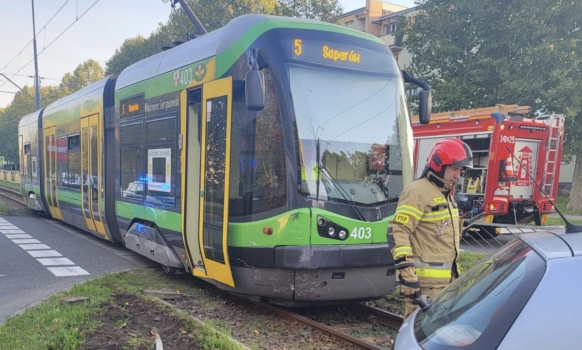Płk. Dąbka: Zderzenie samochodu i tramwaju. Jedna osoba poszkodowana