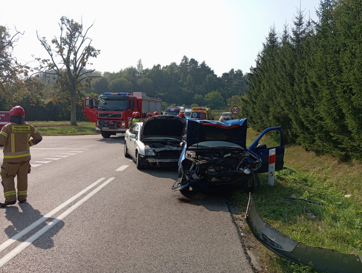 Wypadek na skrzyżowaniu dróg Suchacz - Łęcze. 4 osoby poszkodowane