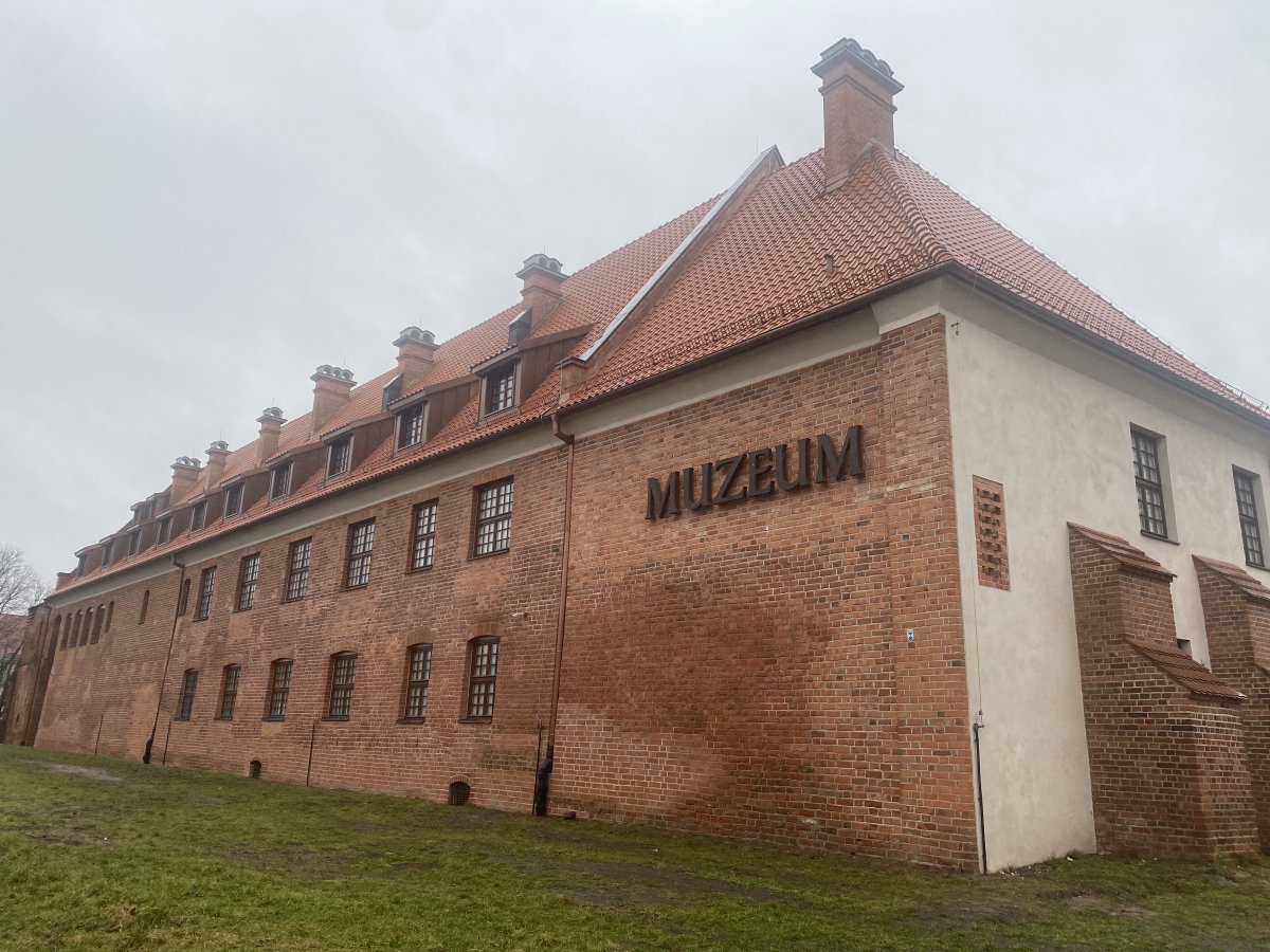Przywłaszczyła pieniądze i sfałszowała fakturę VAT. Rusza proces byłej pracownicy elbląskiego muzeum