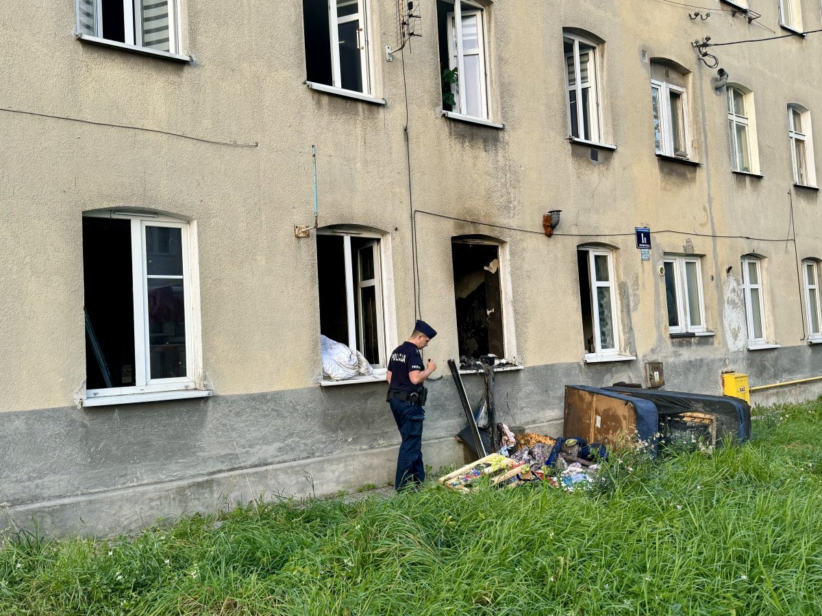 Pożar mieszkania przy ul. Panieńskiej. W lokalu nie było prądu ani gazu [ZDJĘCIA]