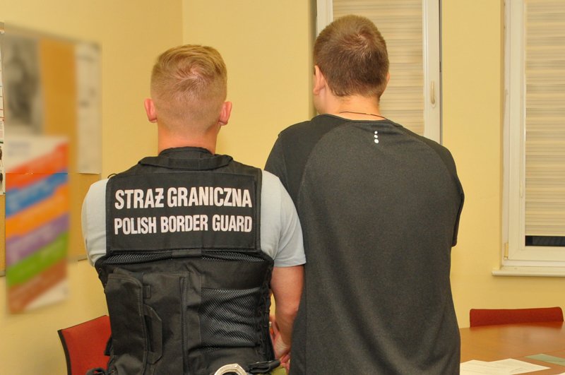 Niebezpieczny przestępca zatrzymany w Grzechotkach. 22-latek był ścigany Europejskim Nakazem Aresztowania 
