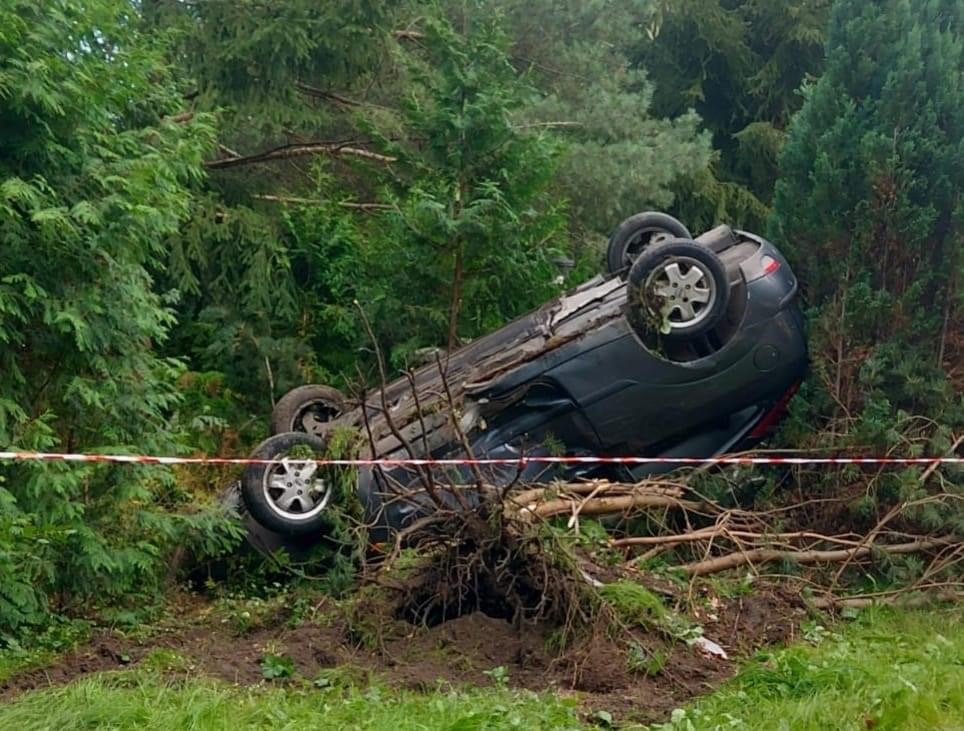 Wypadek w miejscowości Łęcze: 20-latek stracił panowanie nad autem i dachował. Miał promil alkoholu w organizmie  [ZDJĘCIA]