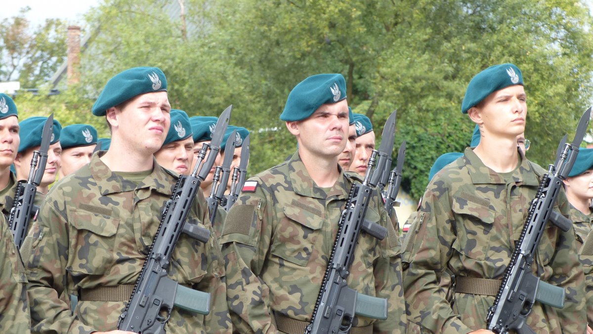 Służba dla kraju i obywateli: Chętnych więcej niż miejsc. Przysięga wojskowa żołnierzy Dobrowolnej Zasadniczej Służby Wojskowej w 16. Pułku Logistycznym w Elblągu [ZDJĘCIA]
