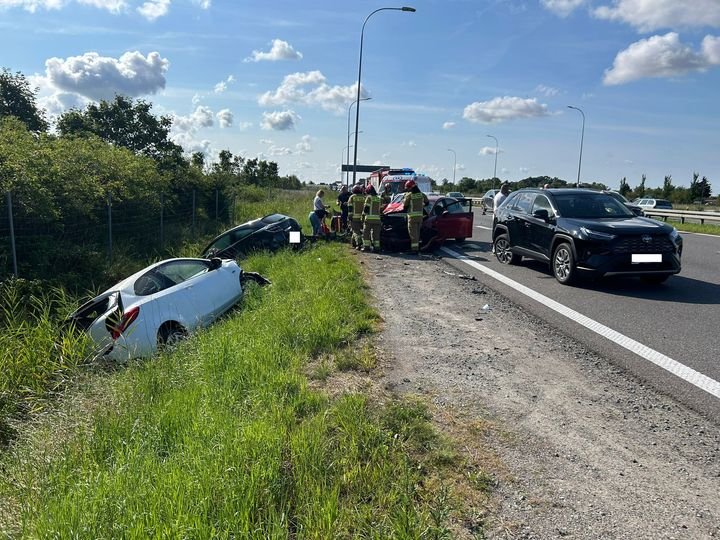 Karambol pięciu samochodów, kolizja i pożar na S7.  Są utrudnienia w ruchu