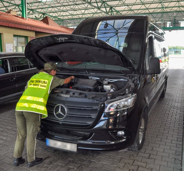 Niemiec ukradł mercedesa i próbował nim wjechać do Polski. Wpadł w Grzechotkach 