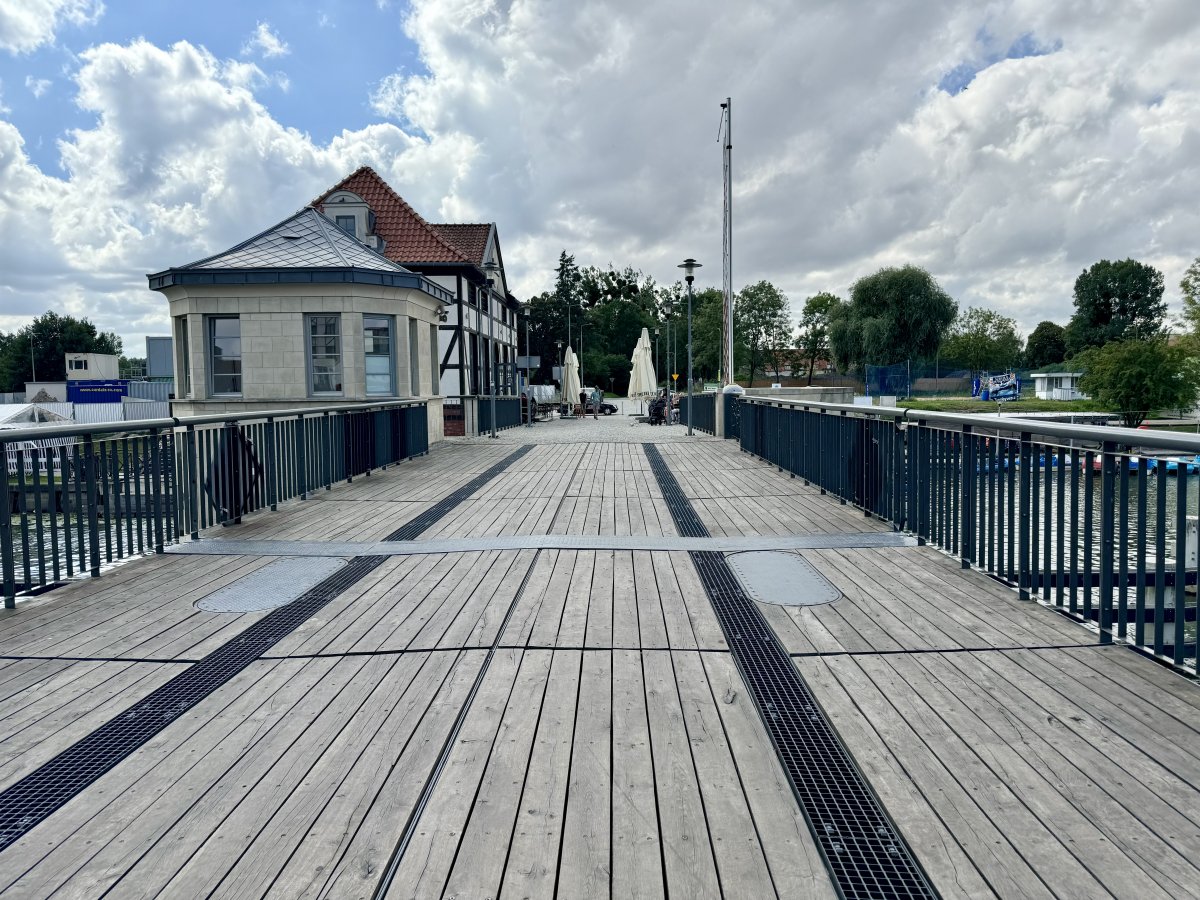 Niedawno wyremontowany Most Wysoki znów dziurawy. Na nowej nawierzchni pojawiły się też liczne pęknięcia [ZDJĘCIA]