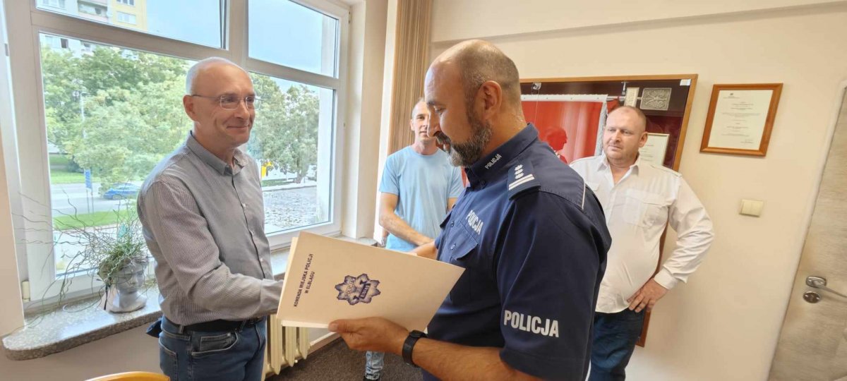 Uratowali tonącego mężczyznę. Podziękowała im elbląska policja
