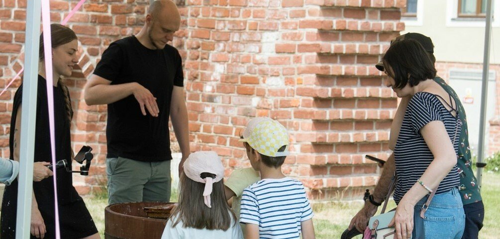 Wakacyjne warsztaty czerpania papieru w Bibliotece Elbląskiej