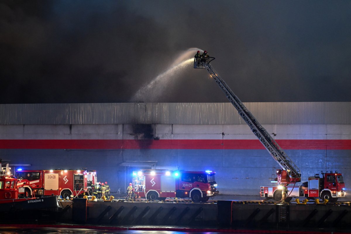 Gdańsk: Trwa dogaszanie pożaru hali, RCB wydało alert