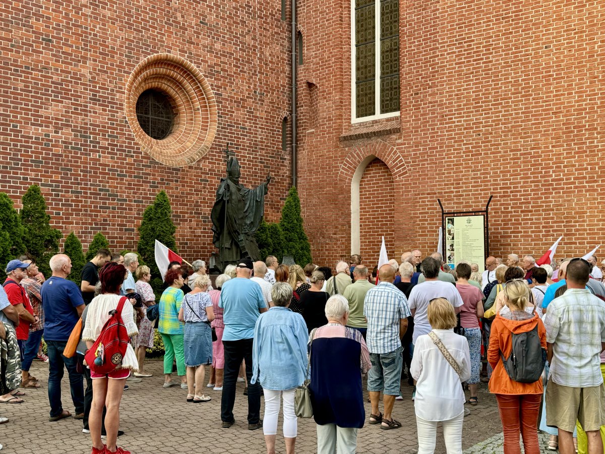 Elbląg: Pod pomnikiem Jana Pawła II modlono się o uwolnienie 