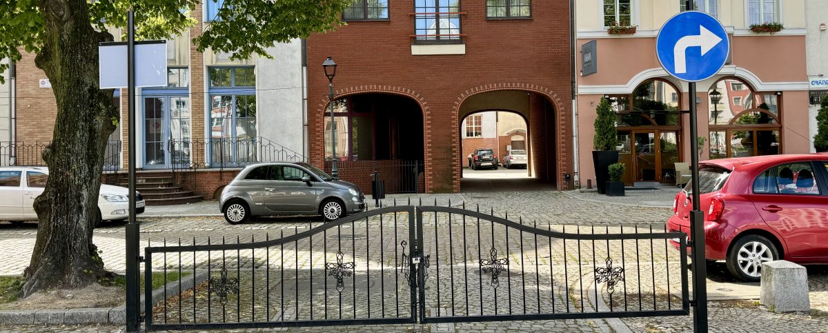 Na placu parkingowym pojawiła się metalowa brama. Przy katedrze zaparkują już tylko wierni