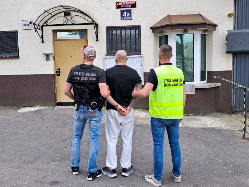 Kolumbijczyk ścigany za przemyt broni, amunicji i materiałów wybuchowych oraz porwania zatrzymany w Grzechotkach. Tłumaczył się, że znalazł się na przejściu granicznym  bo tak poprowadziła go nawigacja 