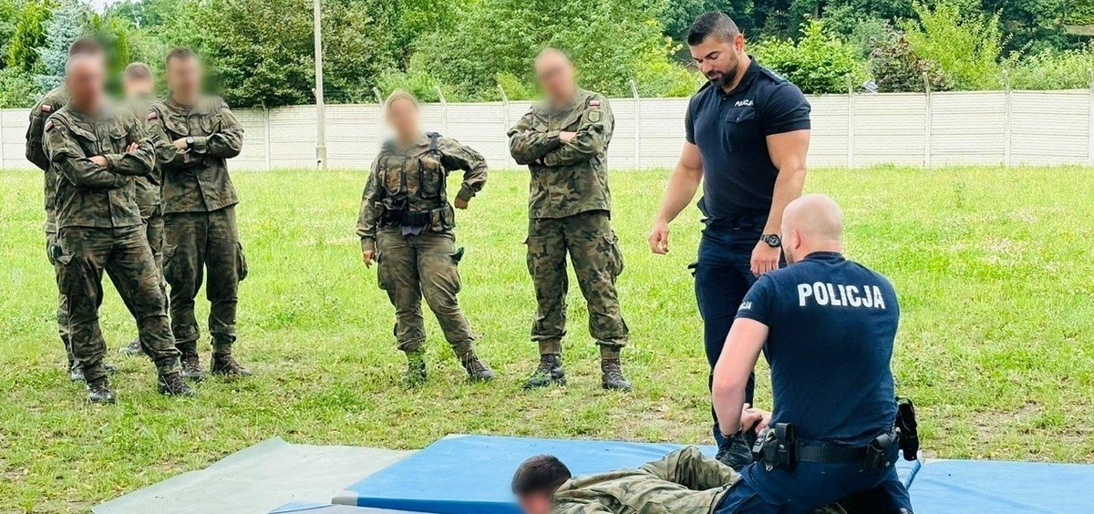 Elbląscy policjanci szkolą żołnierzy, którzy będą służyć na wschodniej granicy