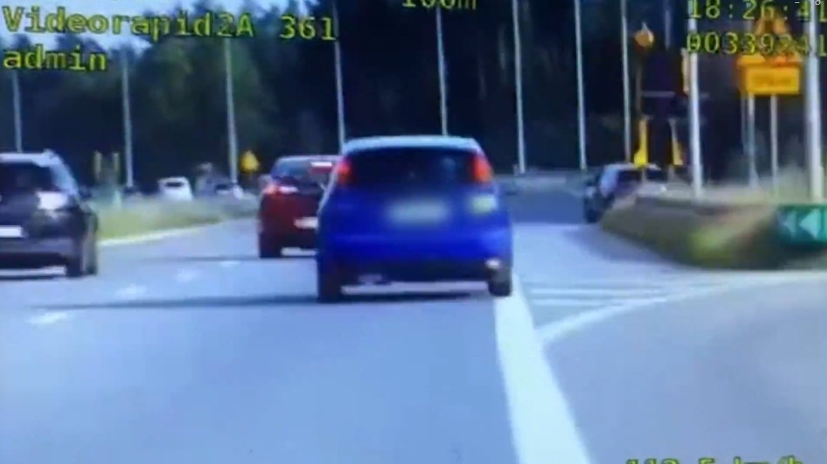 

33-latek nie miał prawa jazdy, był poszukiwany i jechał zygzakiem po siódemce. W trakcie jazdy zajeżdżał drogę innym kierowcom, wystawiał przez szybę ręce i nogi oraz ostentacyjnie pił... piwo prosto z butelki [VIDEO]
