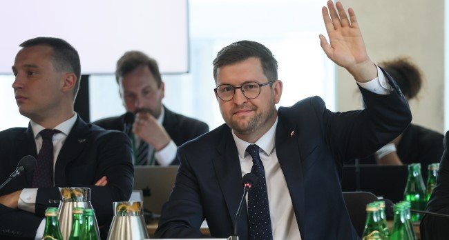 Sejmowa komisją śledcza ds. afery wizowej wyłączyła Andrzeja Śliwkę z dalszych prac. Zdaniem posła to kolejny element walki politycznej
