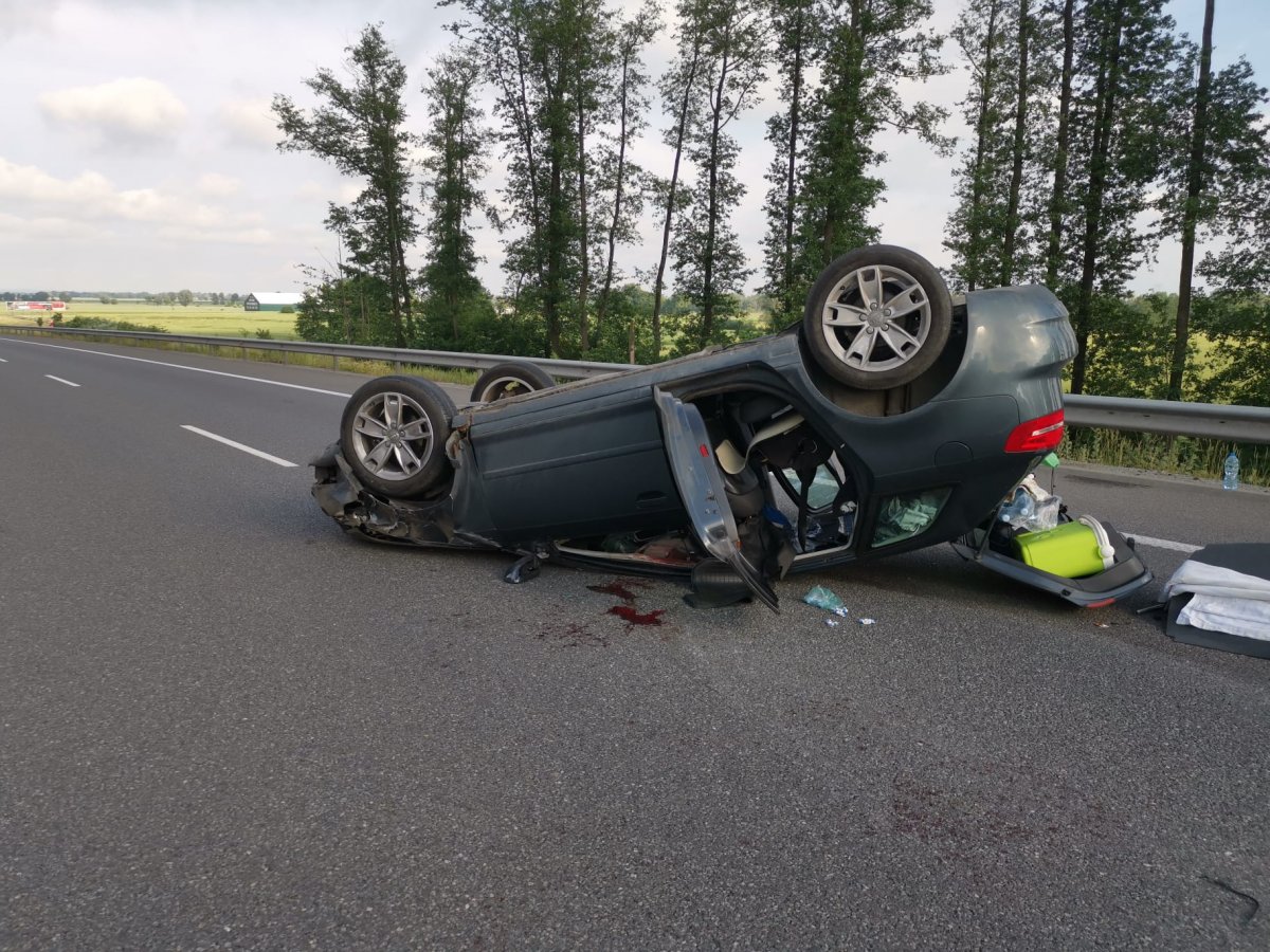 Wypadek na S7: Doszło do zderzenia, jedno auto dachowało. Cztery osoby poszkodowane, w tym dwoje dzieci