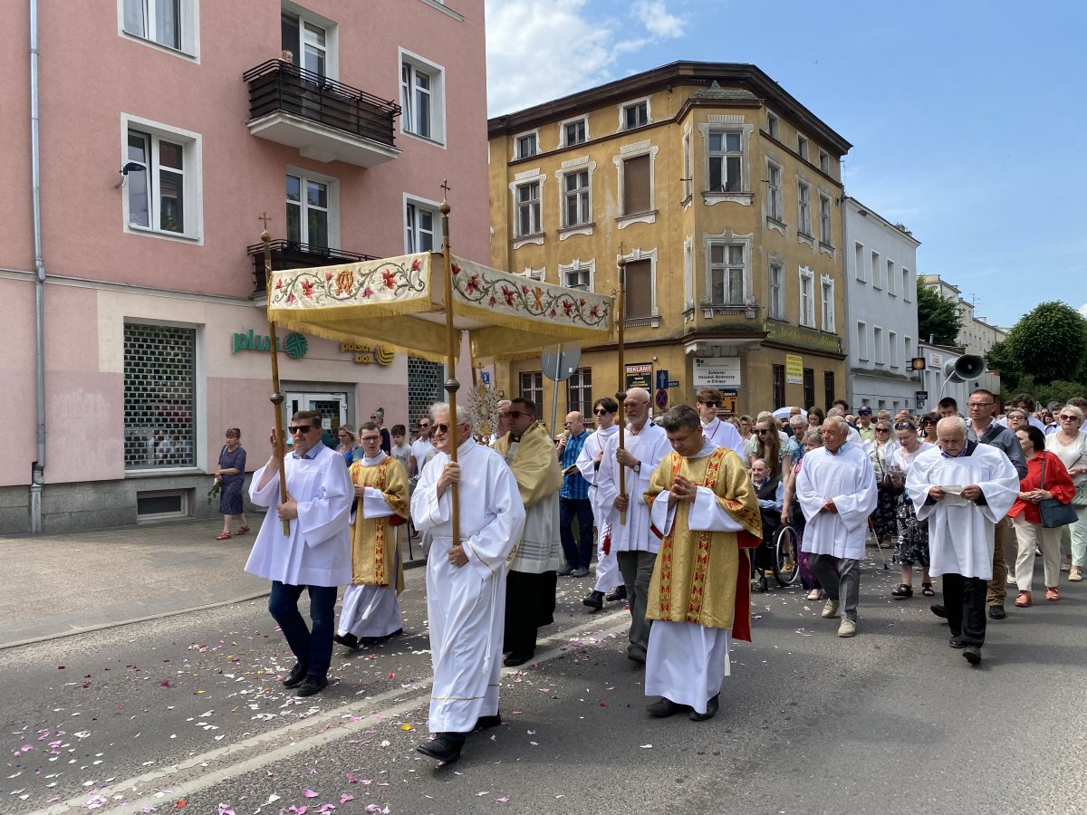 Boże Ciało 2024 w Elblągu. Wierni przeszli ulicami miasta [ZDJĘCIA]