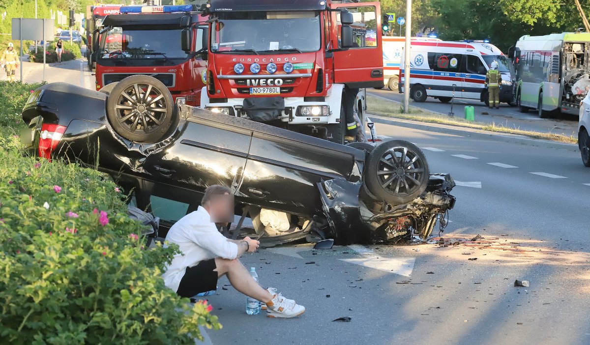 Taranował wszystko, co spotkał na swojej drodze. Poważny wypadek na ulicy Bałtyckiej w Olsztynie [ZDJĘCIA]