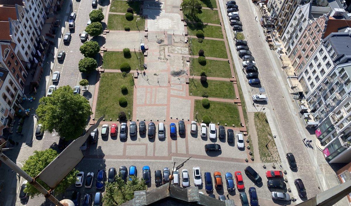 Zmiany na Starym Mieście: Remont Placu Katedralnego i koniec z parkowaniem przy katedrze
