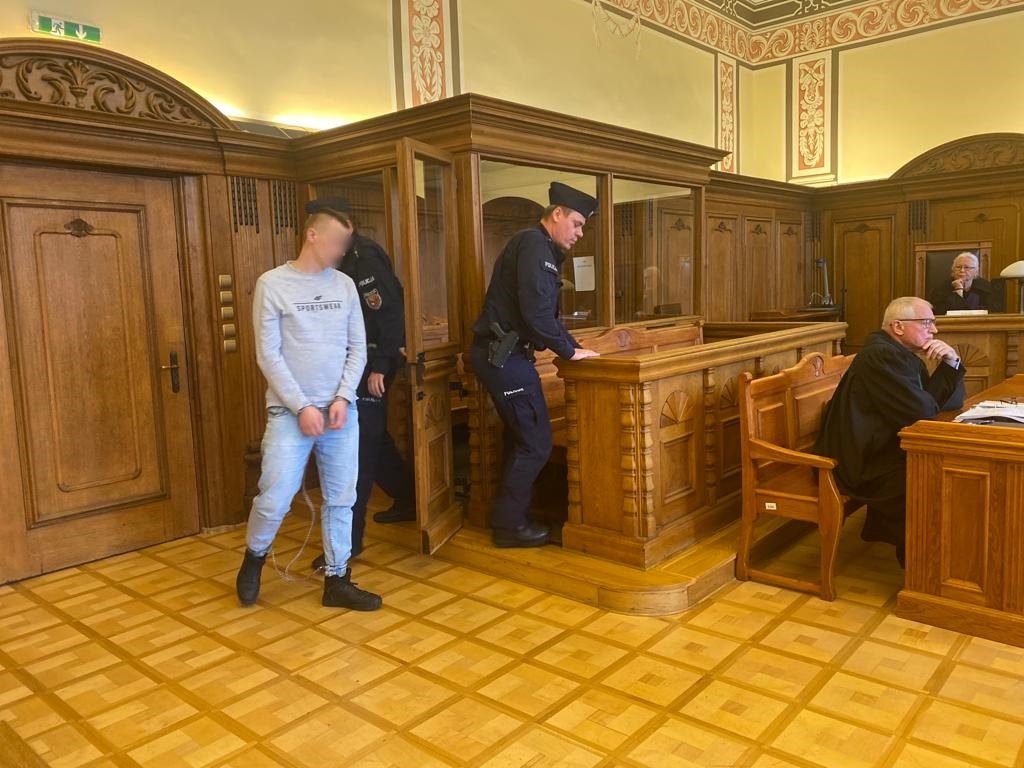 Elbląg: Zabił koleżankę, zabrał jej pierścionek i podarował go innej. 25 lat więzienia dla mordercy z Okulickiego 