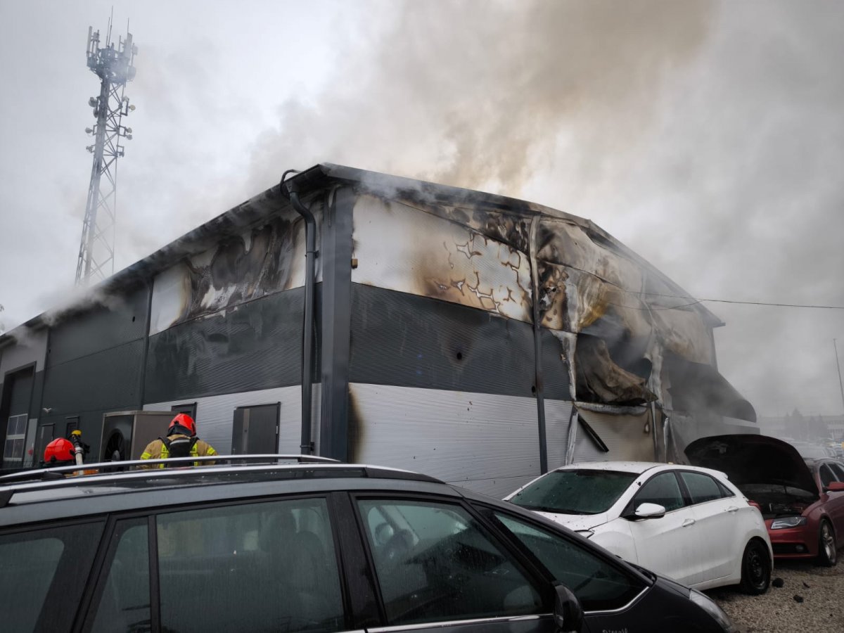Elbląg: Pożar na Warszawskiej. Utrudnienia w ruchu 
