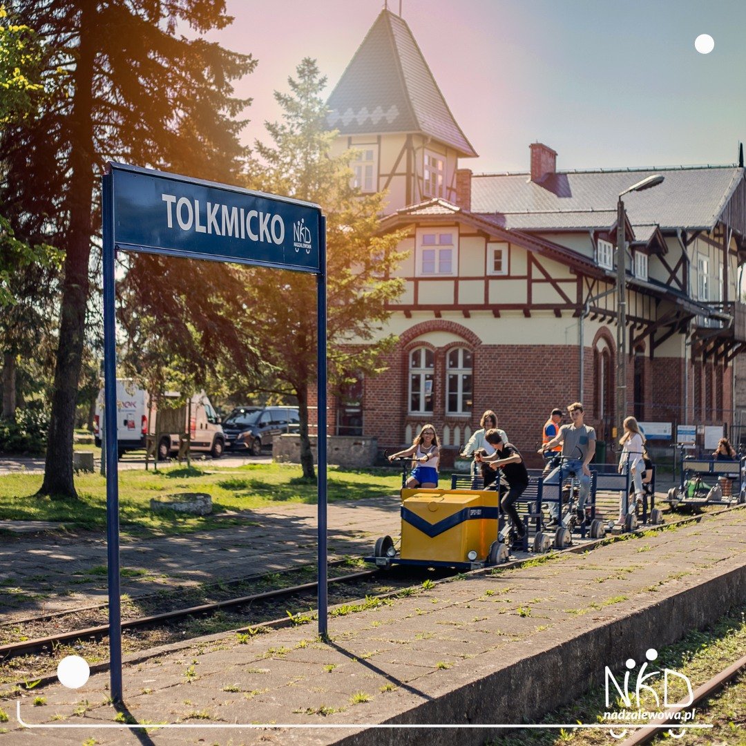Zwiedzają Zalew Wiślany na trasie Frombork-Tolkmicko na drezynach rowerowych. Nadzalewowa Kolej Drezynowa otworzyła drugi sezon