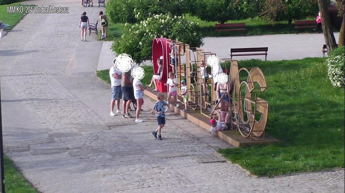 Niebezpieczna zabawa przy napisie „Elbląg”. O krok od tragedii