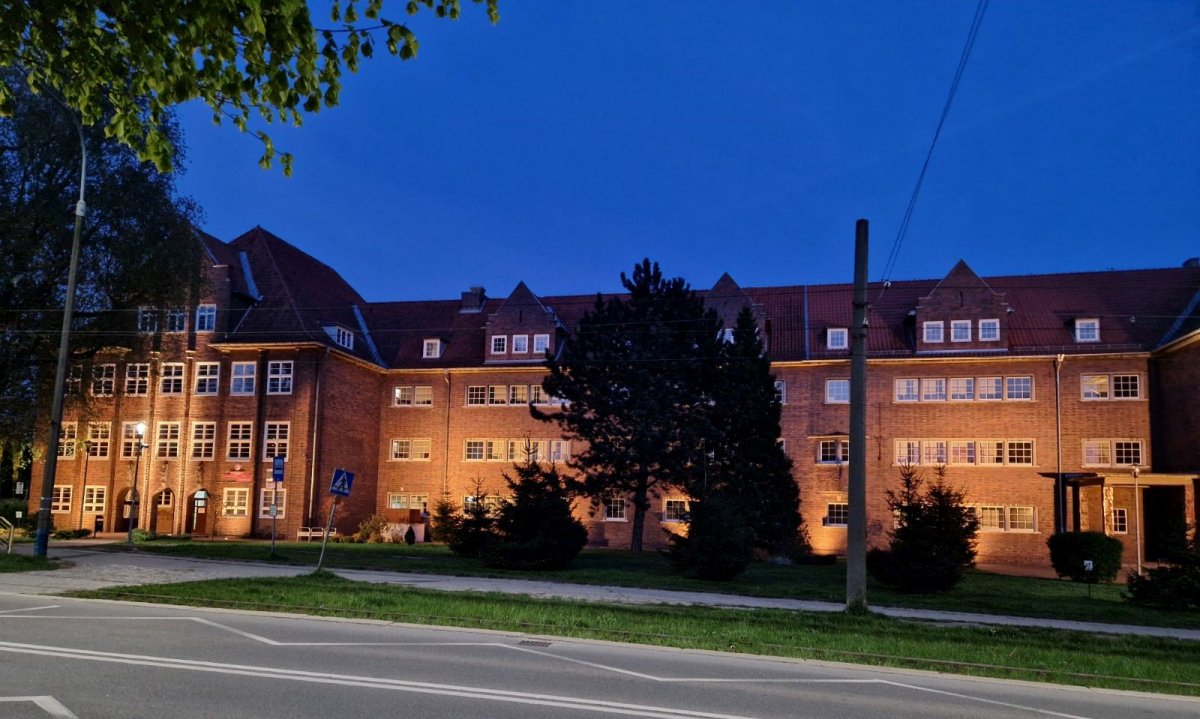 Elbląg: Nowa iluminacja budynku Zespołu Szkół Gospodarczych