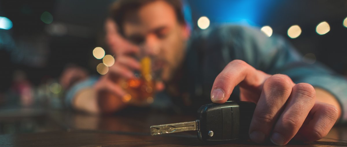 Policja może odbierać auta kierowcom, którzy prowadzili po pijanemu. Mundurowi konfiskują samochody, ale nie wszystkim. Jeden nietrzeźwy stracił auto, drugi nie