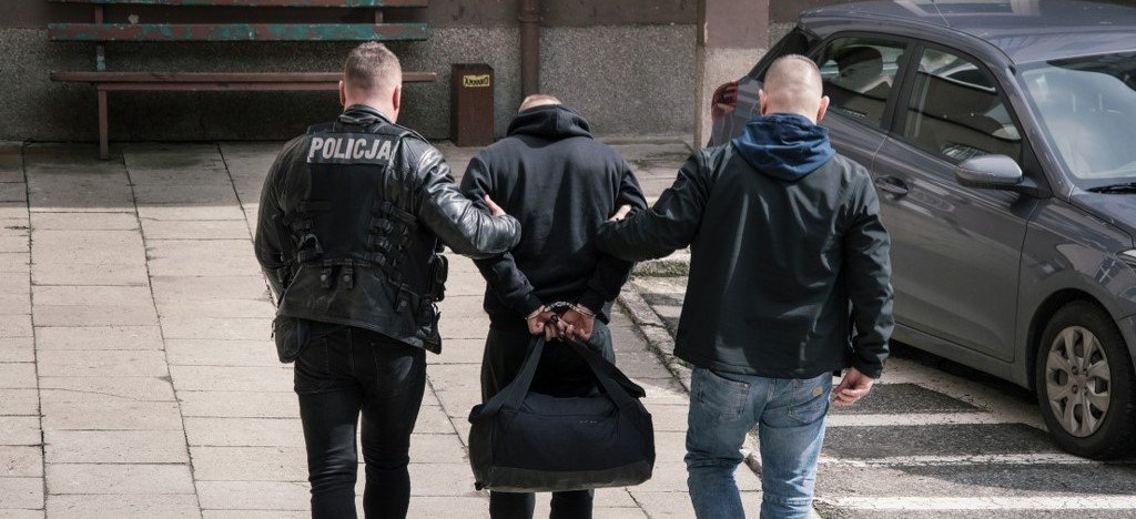 
Rozbój w centrum Elbląga. Dwaj mężczyźni ubrani w kominiarki i rękawiczki napadli na sklep. Sterroryzowali ekspedientkę i ukradli pieniądze z kasy