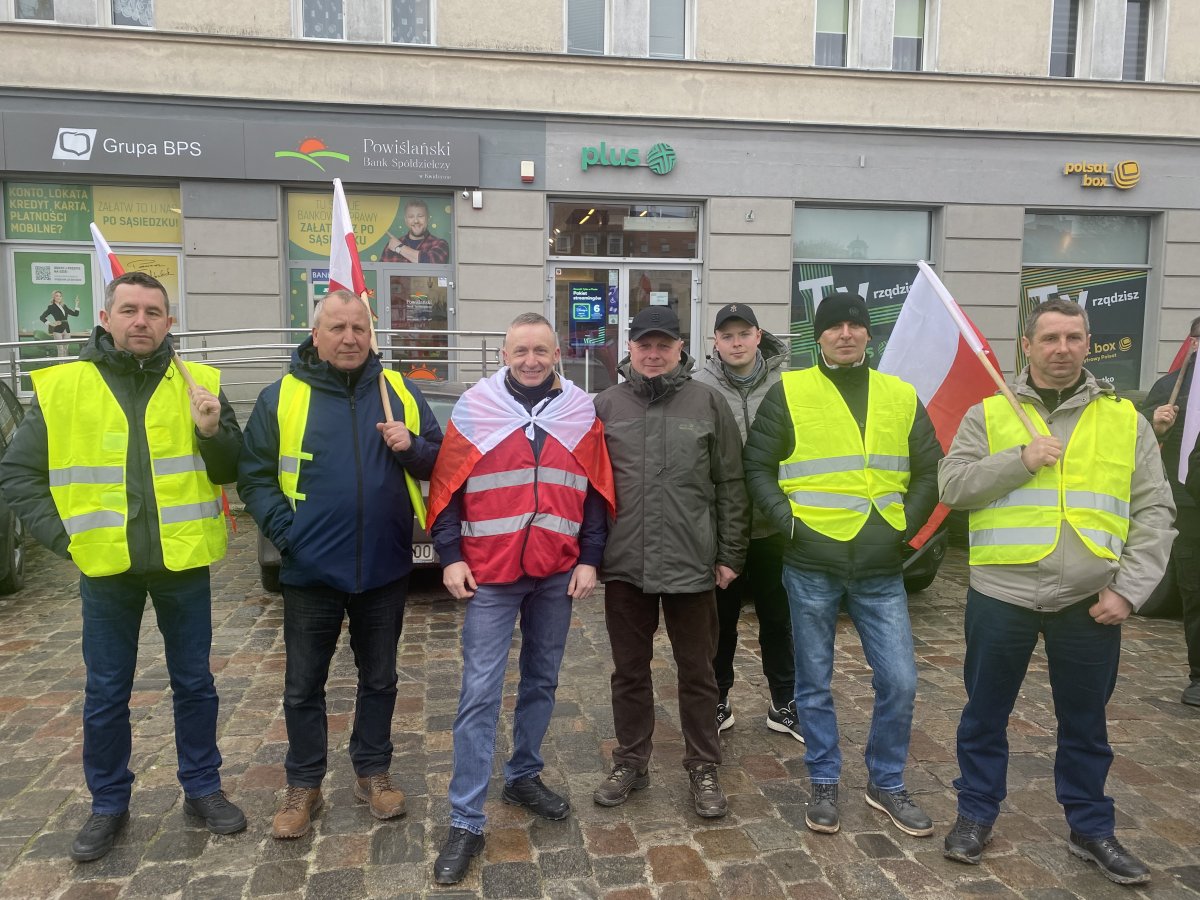 Protest rolników w Elblągu. Podarowali posłom gnojowice [ZDJĘCIA]