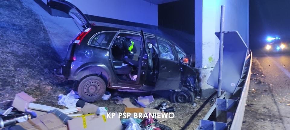 Wypadek na S22. 35-letni kierowca uderzył w wiadukt [ZDJĘCIA]