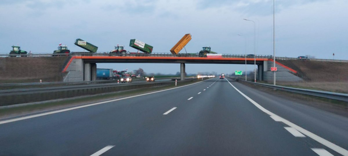 Utrudnienia na S7 w Kmiecinie z powodu protestu rolników
