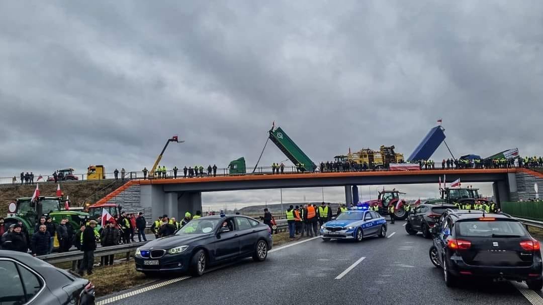 Utrudnienia na S7 w Kmiecinie z powodu protestu rolników. Nie obowiązują objazdy
