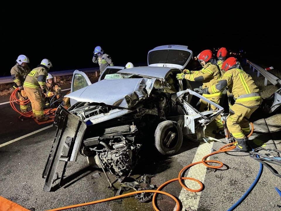 Wypadek na S22. Samochód osobowy zderzył się z ciężarówką [ZDJĘCIA]