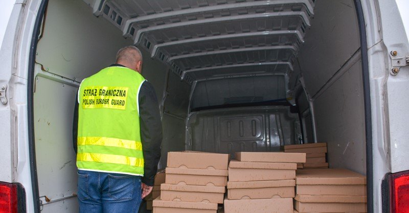 Strażnicy graniczni wykryli nielegalne papierosy w pudełkach do pizzy