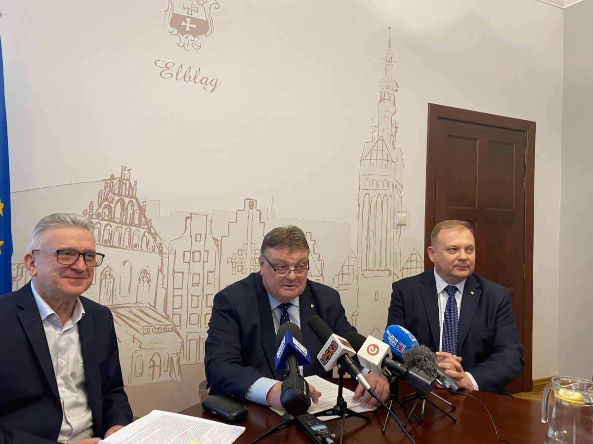 Witold Wróblewski odpiera zarzuty radnych PiS w sprawie obietnicy wyborczej związanej z obniżką cen ciepła w Elblągu