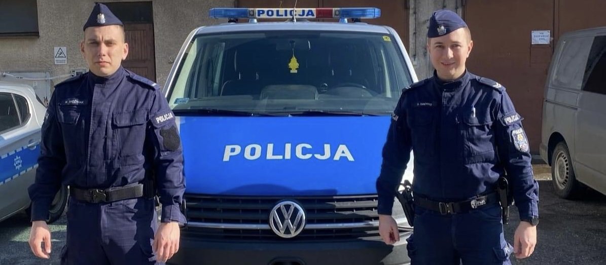 Elbląg: Policjanci uratowali 44-letnią kobietę, która chciała wyskoczyć z trzeciego piętra
