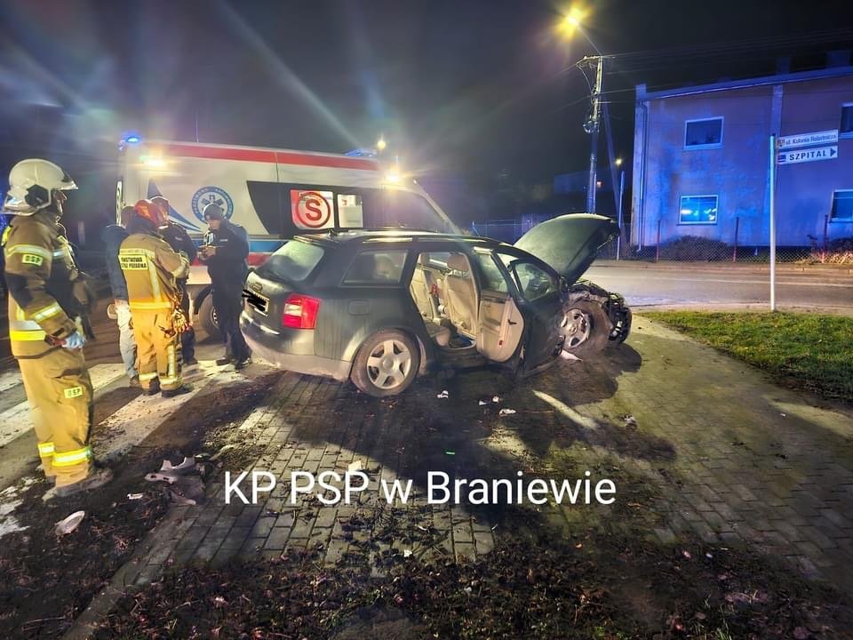 Frombork: Kierowca audi uderzył w drzewo. Jedna osoba trafiła do szpitala [ZDJĘCIA]
