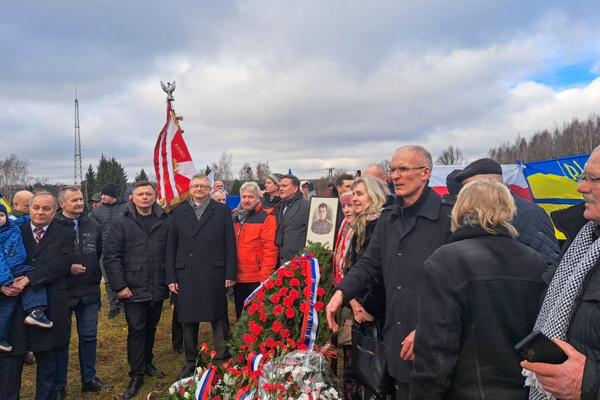 Ambasador Rosji S. Andrejew złożył wieniec w Pieniężnie. Został wygwizdany i zakrzyczany