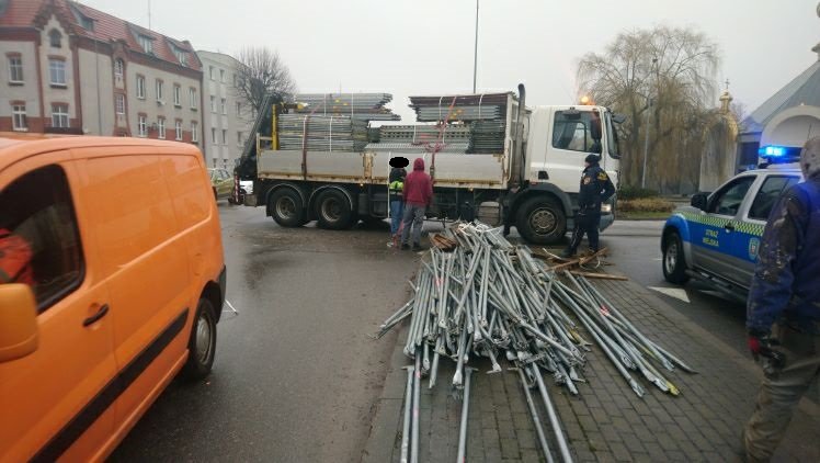 Mogło dojść do prawdziwej tragedii. Metalowe elementy rusztowania runęły z ciężarówki wprost na jezdnię