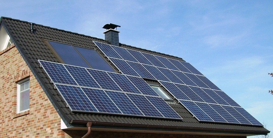 Przybędzie ekologicznych szklanych dachów w Pieniężnie. Dzięki temu mieszkańcy mniej zapłacą za energię 

