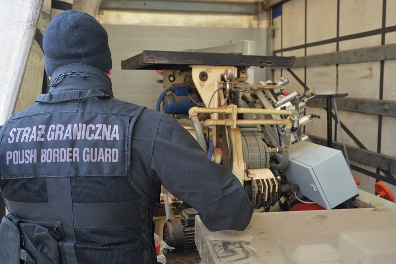 Polak i Ukraińcy staną przed sądem. Funkcjonariusze z Placówki Straży Granicznej w Grzechotkach rozbili międzynarodowy gang tytoniowy