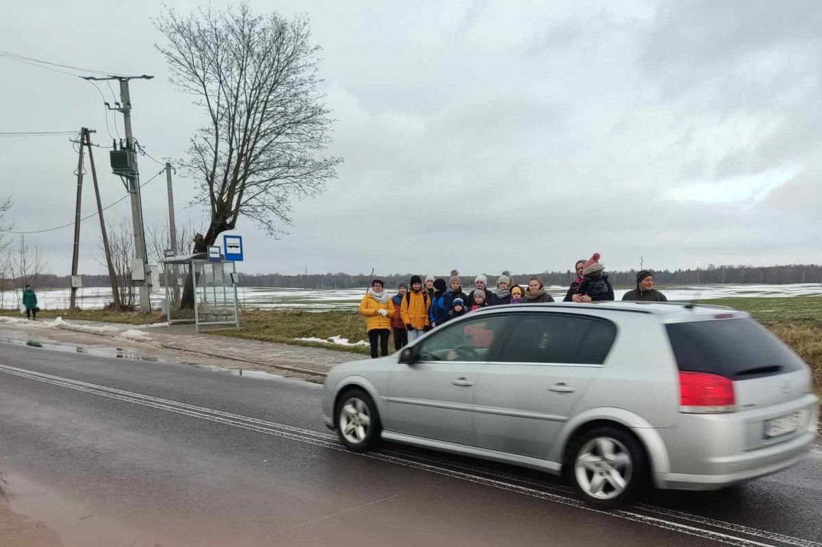 Z autobusu prosto pod koła. Mieszkańcy miejscowości Białczyn walczą o bezpieczne przejście dla pieszych przy przystankach