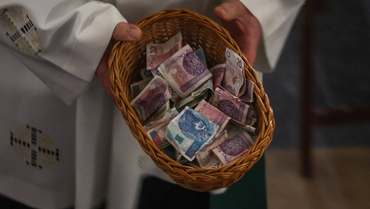 Recydywista próbował ukraść kościelną skarbonkę z gotówką. Grozi mu do 7,5 roku więzienia