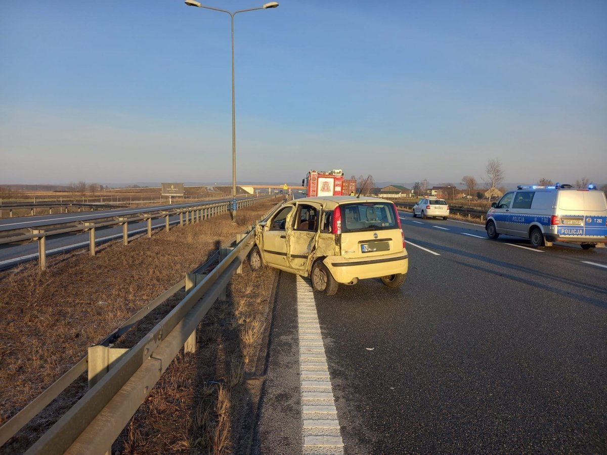 
Wypadek na S7. Kobieta straciła panowanie nad autem i uderzyła w barierę
