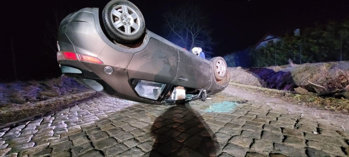Gmina Płoskinia: Stracił panowanie nad autem i uderzył w przydrożne drzewo