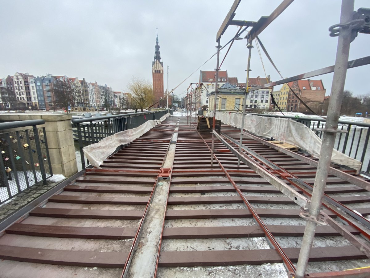 Remont Mostu Wysokiego: Trwają prace związane z układaniem nowej nawierzchni